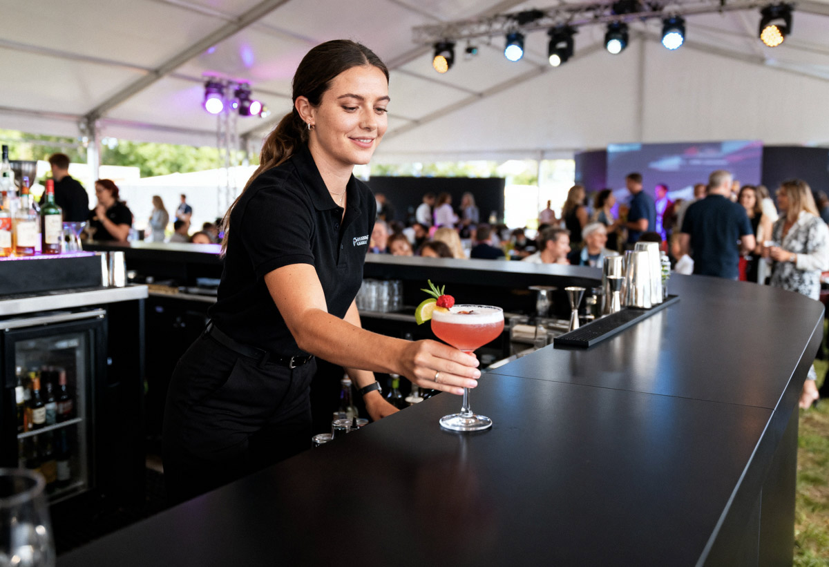 Cocktailliebe bei einer Firmenfeier