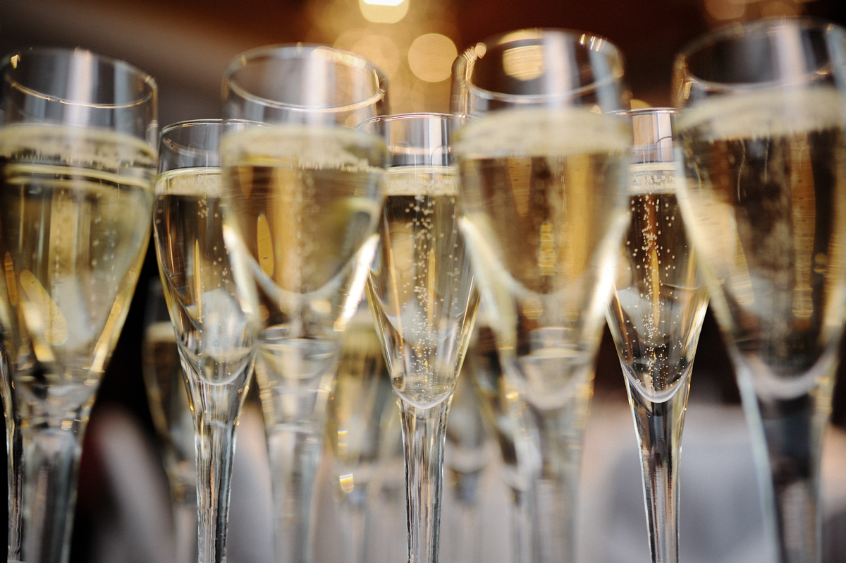 Sektempfang mit Gästen beim Anstoßen